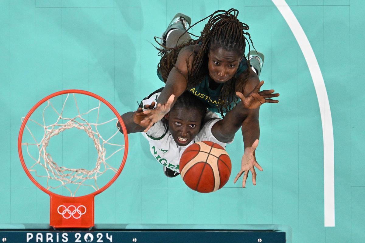La australiana Ezi Magbego pugna bajo el aro con la jugadora de Nigeria, Murjanatu Musa, durante el partido de baloncesto de la ronda preliminar durante los Juegos Olímpicos de París 2024