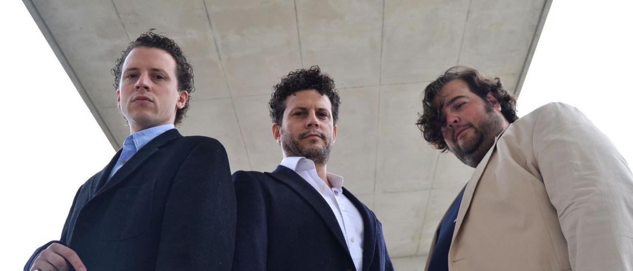 De izquierda a derecha, Alberto Martos (violonchelo), Pablo Martos (violín)
y Ambrosio Valero (piano). | CENTRE CULTURAL DE SANT CARLES