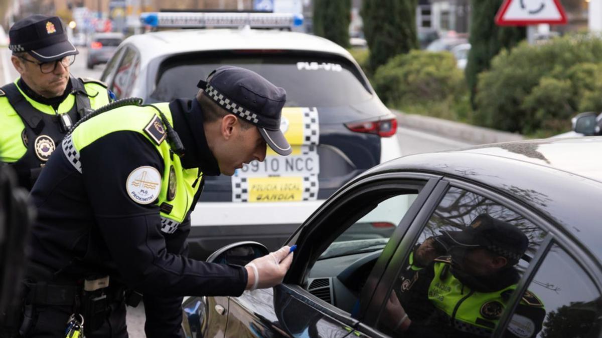 Agentes de la Policía Local de Gandia realizan un control