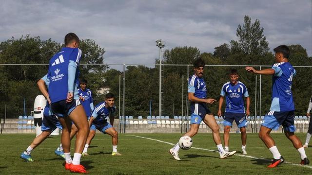 Nacho Vidal, en el centro de un rondo formado por Villahermosa, Enzo, Aisar, Costas e Isfan, en El Requexón. | IRMA COLLÍN