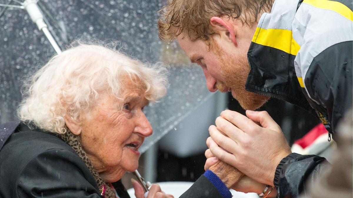 El príncipe Harry saluda a su fan Daphne Dunne