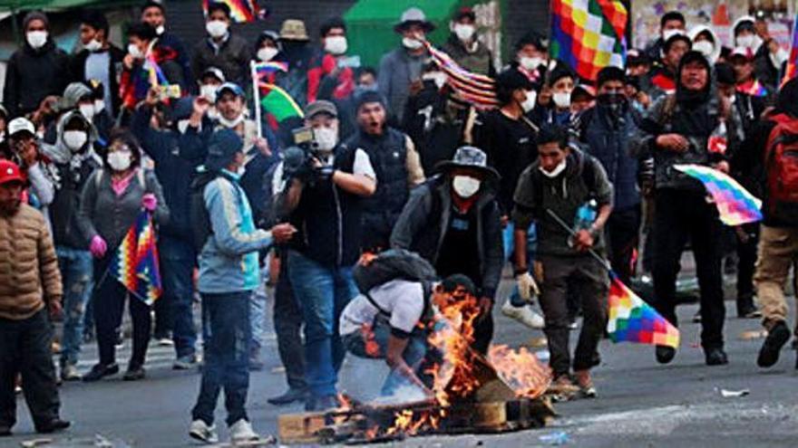 Manifestants amb la bandera Wiphala, símbol indígena