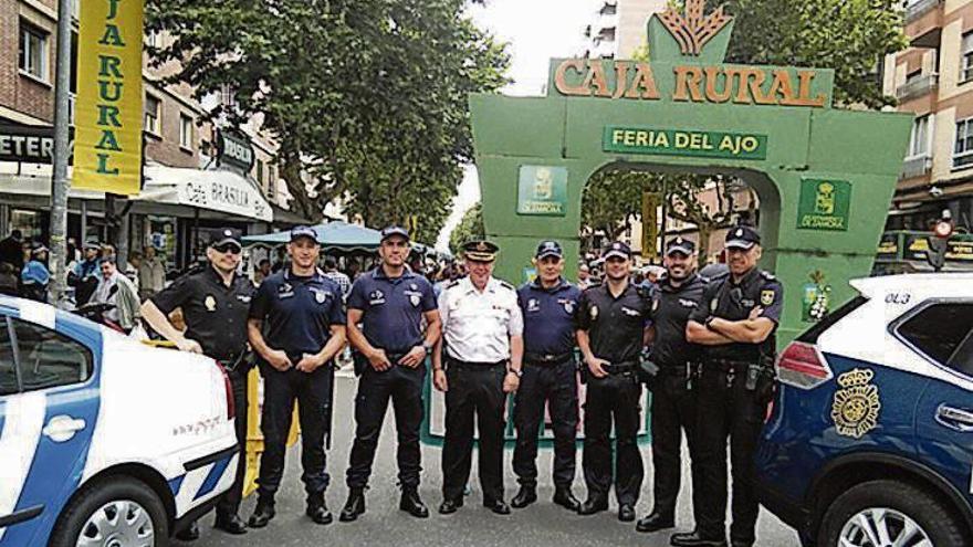 Los policías patrullan en las calles.