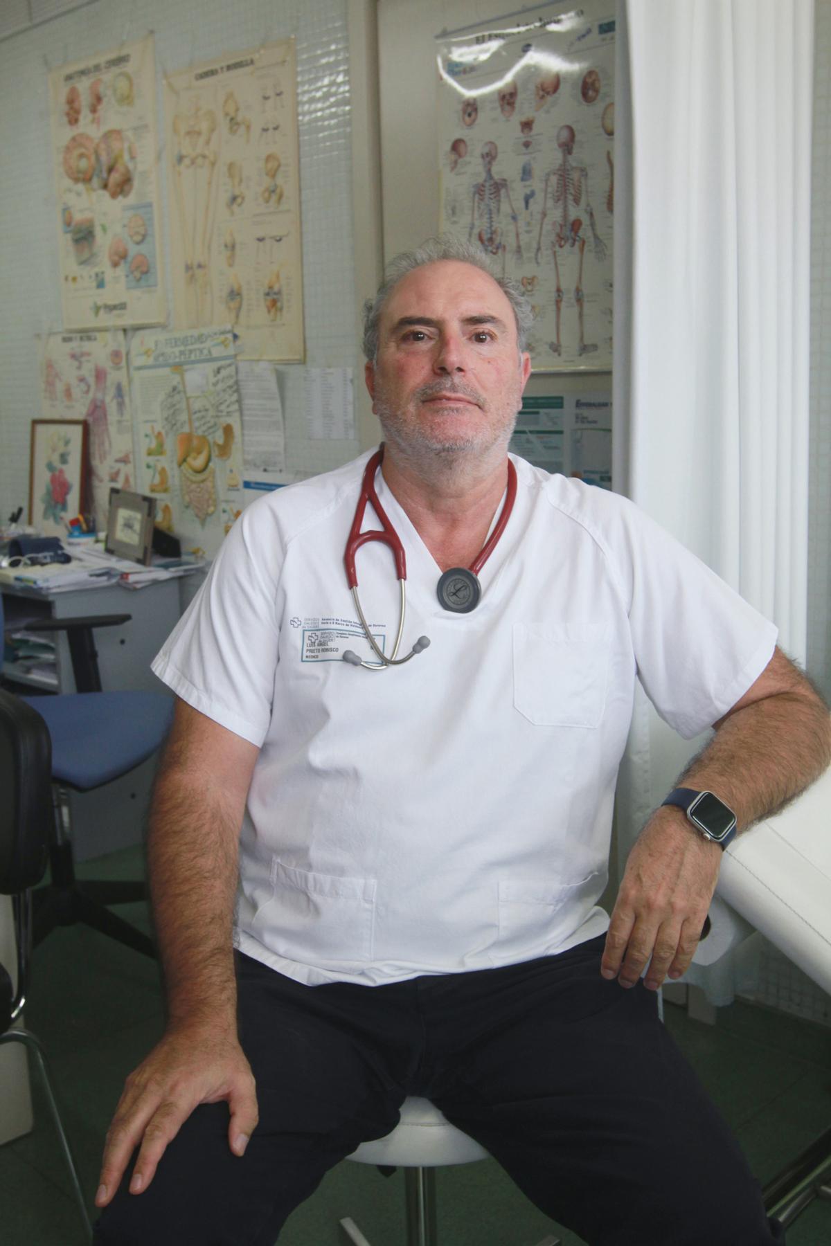 Luis Prieto, en su consulta del centro de salud de A Carballeira.