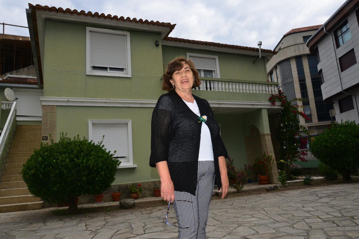 Matilde Llano, viuda de Antonio Nores, ante la casa familiar de Aldea de Arriba, en la que Carmen Laforet pasó su verano de 1963 alquilada en la planta superior.