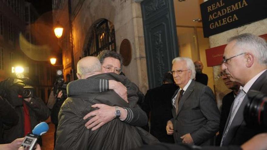 Ferrín recibe o abrazo de Darío Xohán Cabana, en presencia de Ruibal, Manuel González e Francisco Fernández Rei, de esquerda a dereita.  // 13FOTOS