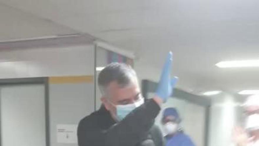 Un médico del Hospital de la Ribera recibe el alta una vez recuperado de coronavirus