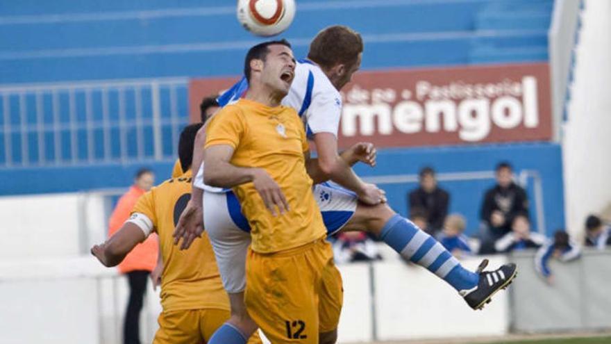 El celeste Álex García disputa un balón en el partido de ayer en Sabadell.