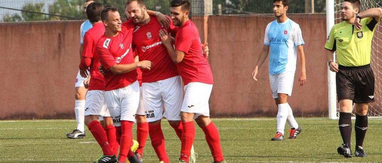 Julio Salgado recibe la felicitación de sus compañeros tras marcar ante la UD Ourense. // Iñaki Osorio