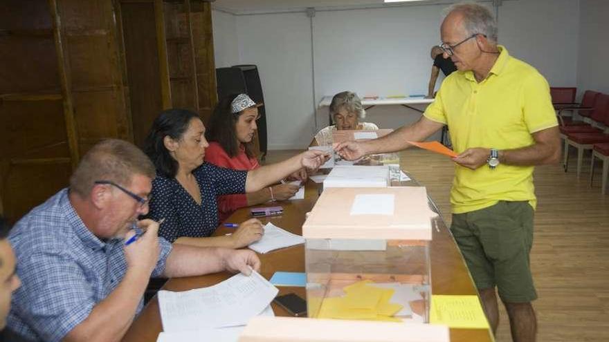 Un momento de las votaciones, ayer, en el local de la cofradía de A Coruña.