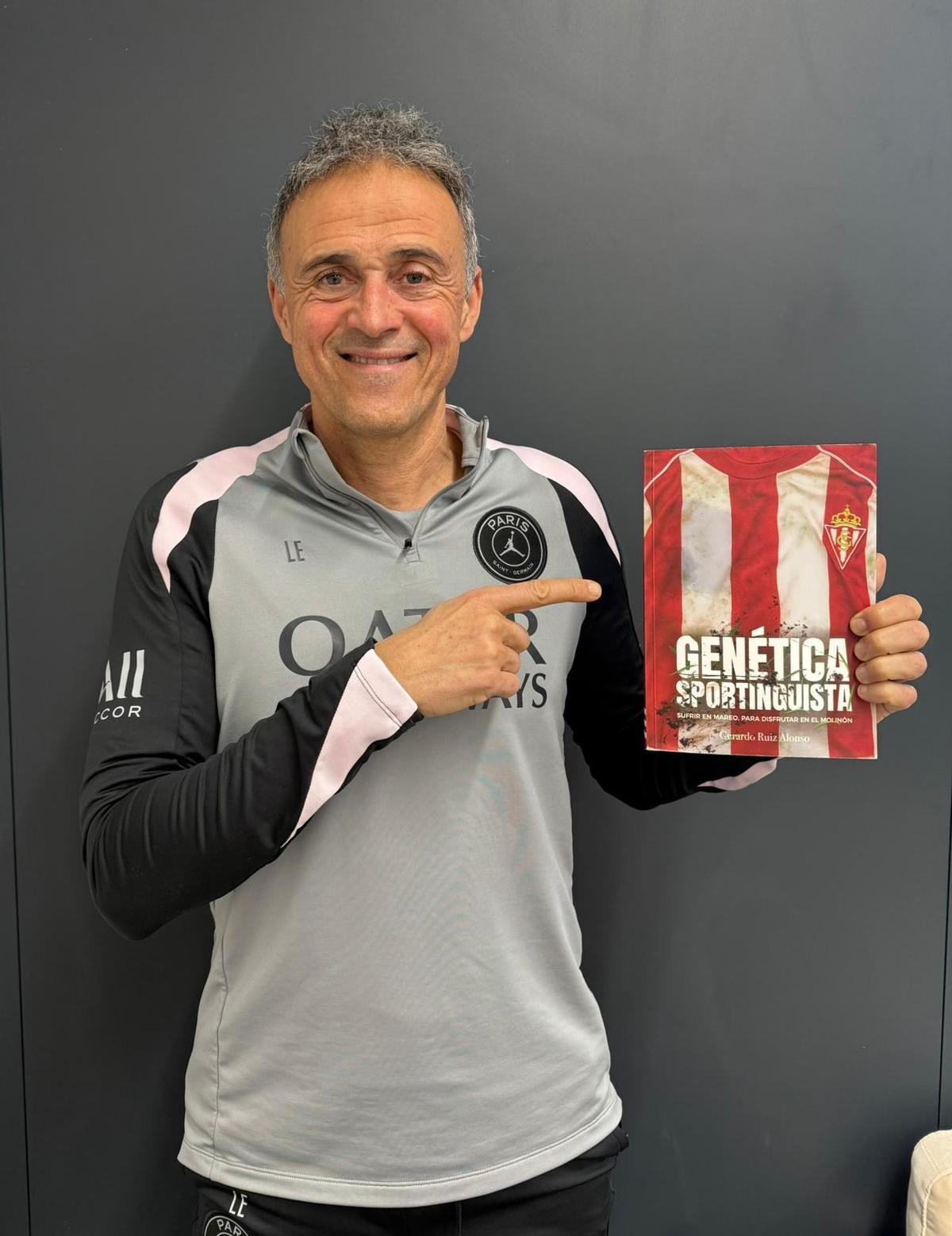 Luis Enrique, junto al libro.