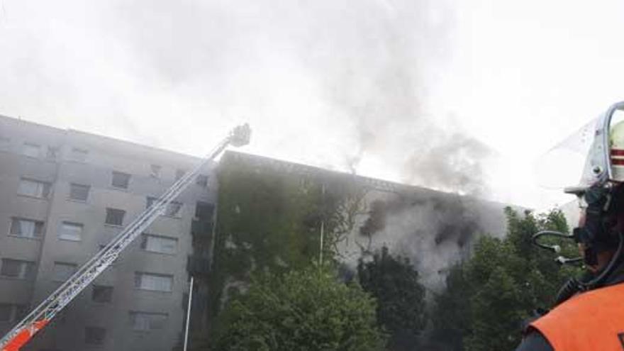 Un bombero observa el edificio en llamas.