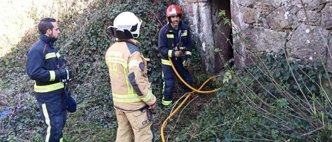 Un incendio se origina en una casa abandonada en Reboredo  |  El municipio de Agolada registró ayer por la mañana un pequeño incendio. El 112 alertó a los servicios de emergencias, cerca de la una del mediodía, de un incendio ocasionado en una casa abandonada en el lugar de Reboredo, en la parroquia de Borraxeiros. Hasta el lugar se desplazaron los bomberos del Parque Intercomarcal, efectivos del Grupo de Emerxencias Supramunicipais de Lalín y la Policía Local de Agolada. El fuego afectó a unas tablas que estaban situadas en la zona de la puerta de entrada de la vivienda y fue rápidamente extinguido. De esta manera, tal y como indican las fuentes consultadas, apenas afectó a la edificación, que básicamente solo mantiene las paredes y por dentro está todo en ruinas.