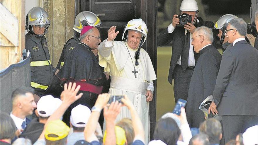 eL PAPA VISITA A LOS AFECTADOS POR EL TERREMOTO DE ITALIA EN EL 2016