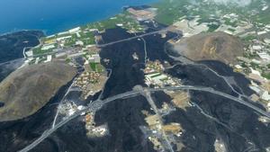 La carretera de la Costa en La Palma, la primera construida sobre la lava de un volcán, vista desde el aire.