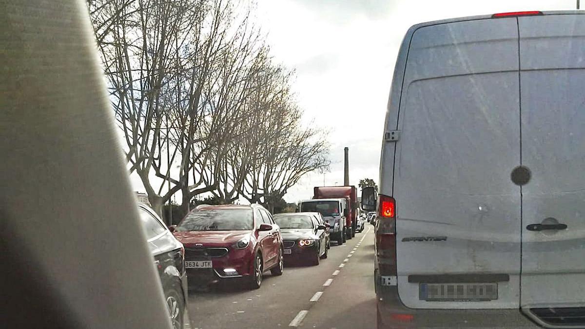 Retención de vehículos en el entorno del Pont de Ferro de Alzira, el martes. | LEVANTE-EMV