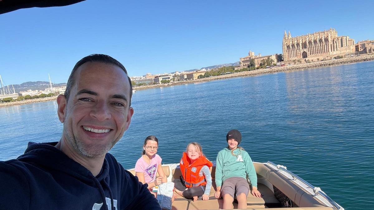 Ist mit drei Kindern auf Mallorca geblieben: Familienvater Mani Charmi.