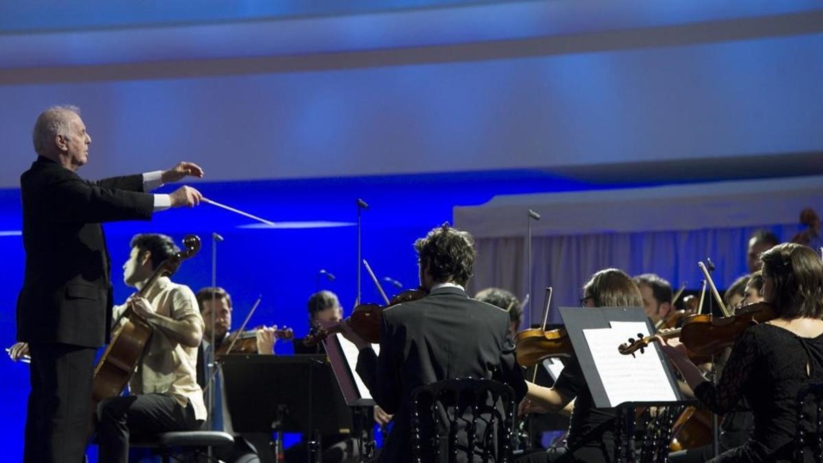 Barenboim al frente de la West-Eastern Divan Orchestra.