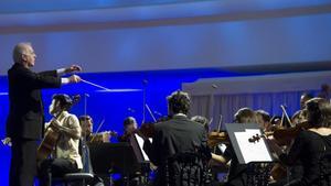 Daniel Barenboim al frente de la West-Eastern Divan Orchestra. 