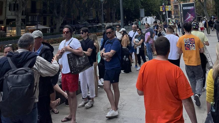 Enormes colas en la calle Antoni Maura de Palma, sin un taxi disponible en la parada