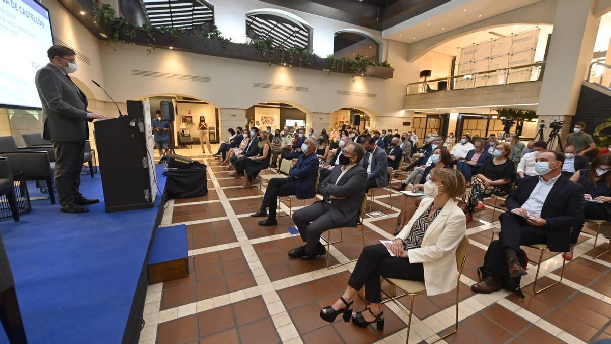 El president de la Generalitat, Ximo Puig, durante su intervención inaugural en Castelló del III Foro del Agua de Mediterráneo y Facsa.