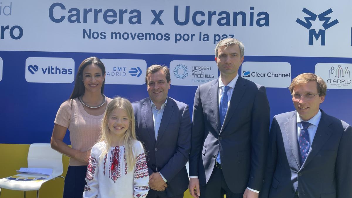 Begoña Villacís, vicealcaldesa de Madrid; Dr. Pedro Rico, director general de Vithas; Dmytro Matiuschenko, ministro consejero y encargado de Negocios de la Embajada de Ucrania; José Luis López-Almeida, alcalde de Madrid; y la pequeña gimnasta ucraniana refugiada en Madrid, Miroslavva Savo.