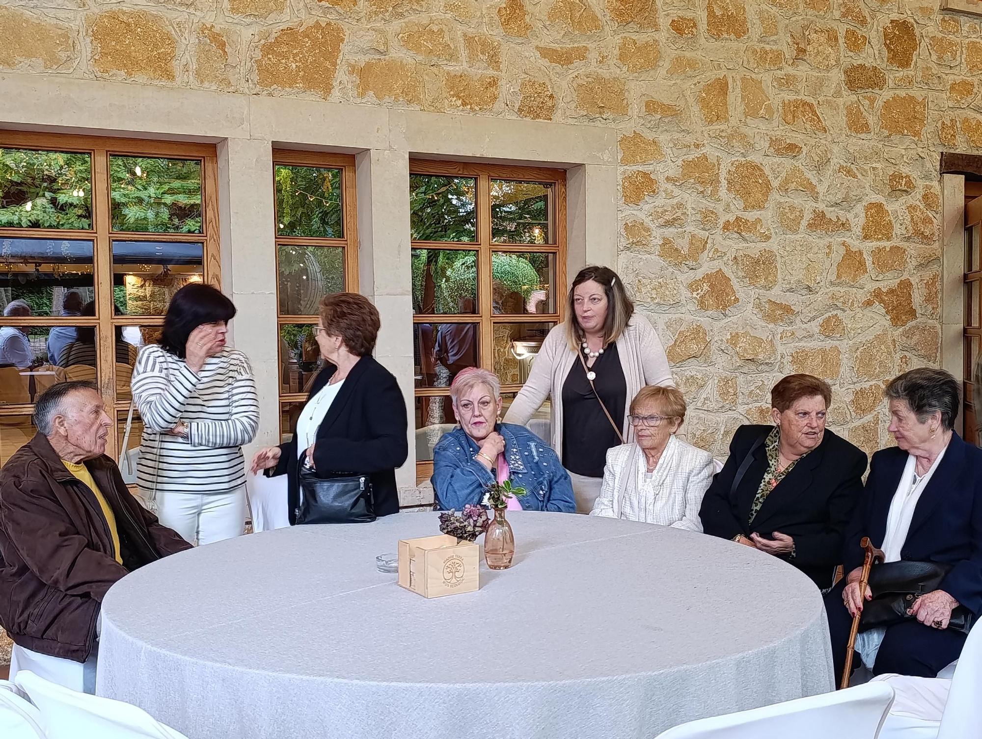 Emotivo y multitudinario homenaje a los sanitarios de Villabona