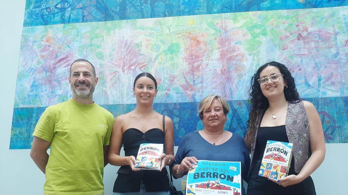 Por la izquierda, Ángel García, Naiara García, Ana Nosti y Alba Gómez, con el cartel de las fiestas
