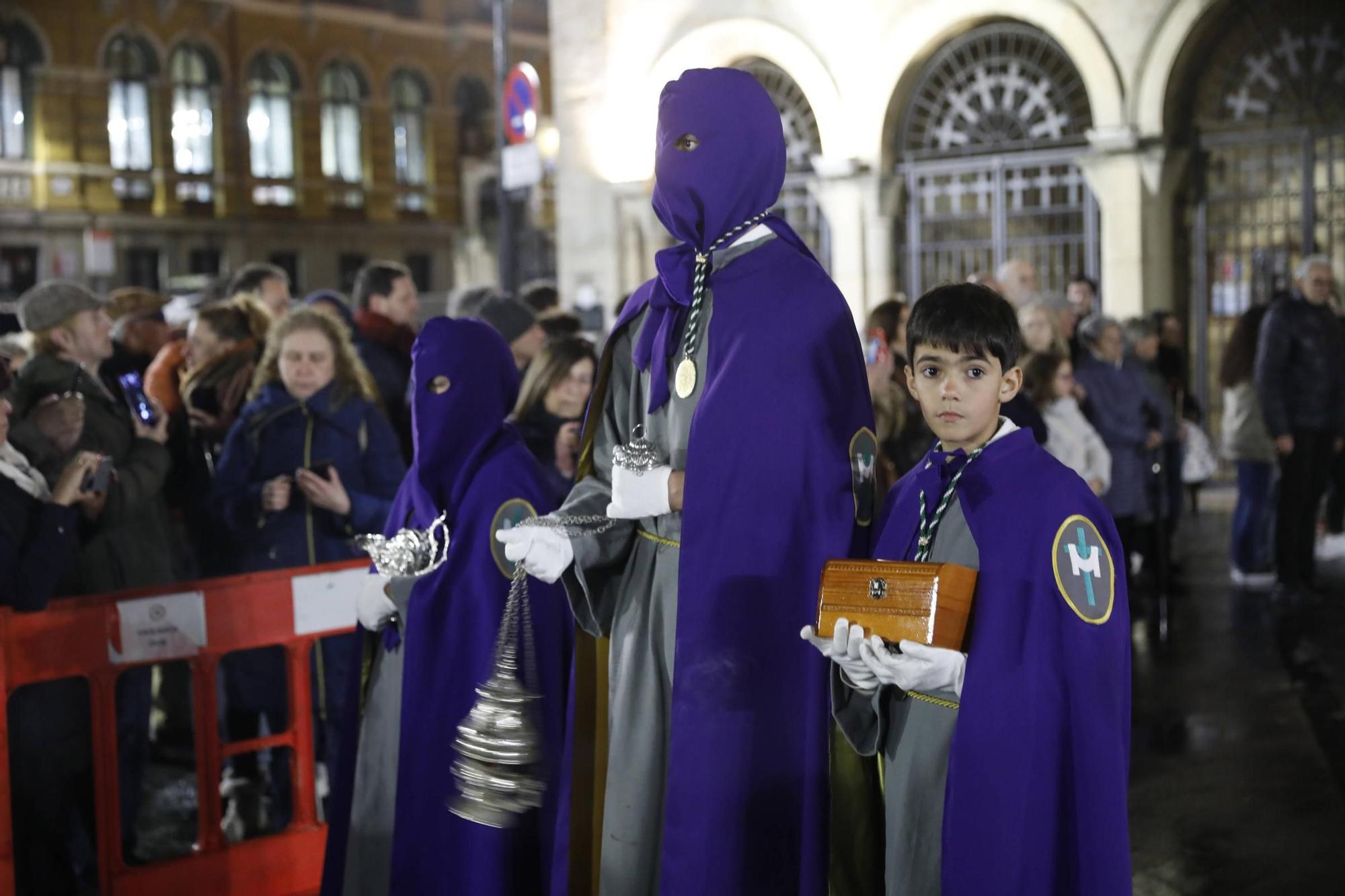 Así es la procesión del Martes Santo en Gijón (en imágenes)