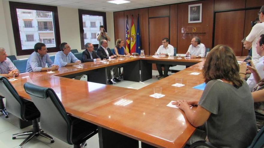 March y Morante recibieron en la Conselleria a los representantes de los padres.