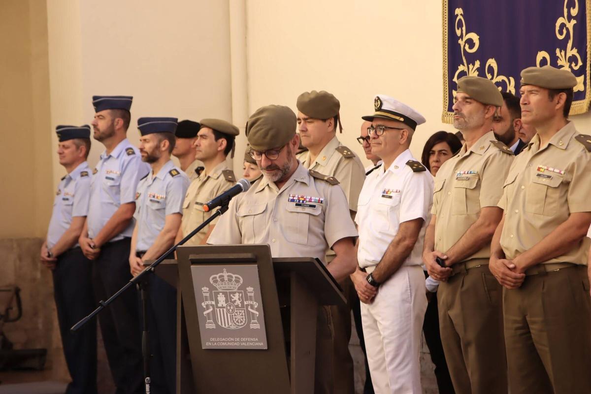Acto de entrega de diplomas a los tres estudiantes de Secundaria finalistas de la edición valenciana de la 13º concurso Carta a un militar español, con izado de bandera en la Delegación de Defensa y visita guiada al Museo Histórico Militar de València.