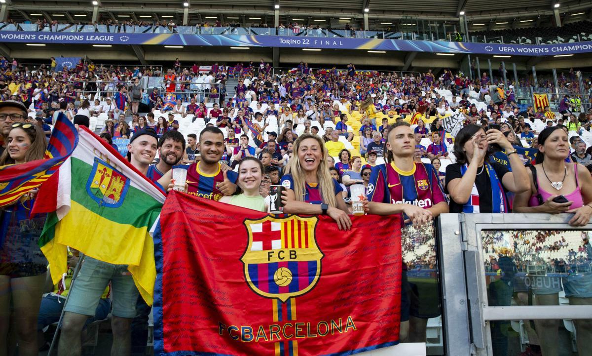 Seguidores blaugranas en  la final de la Champions femenina en Turín.