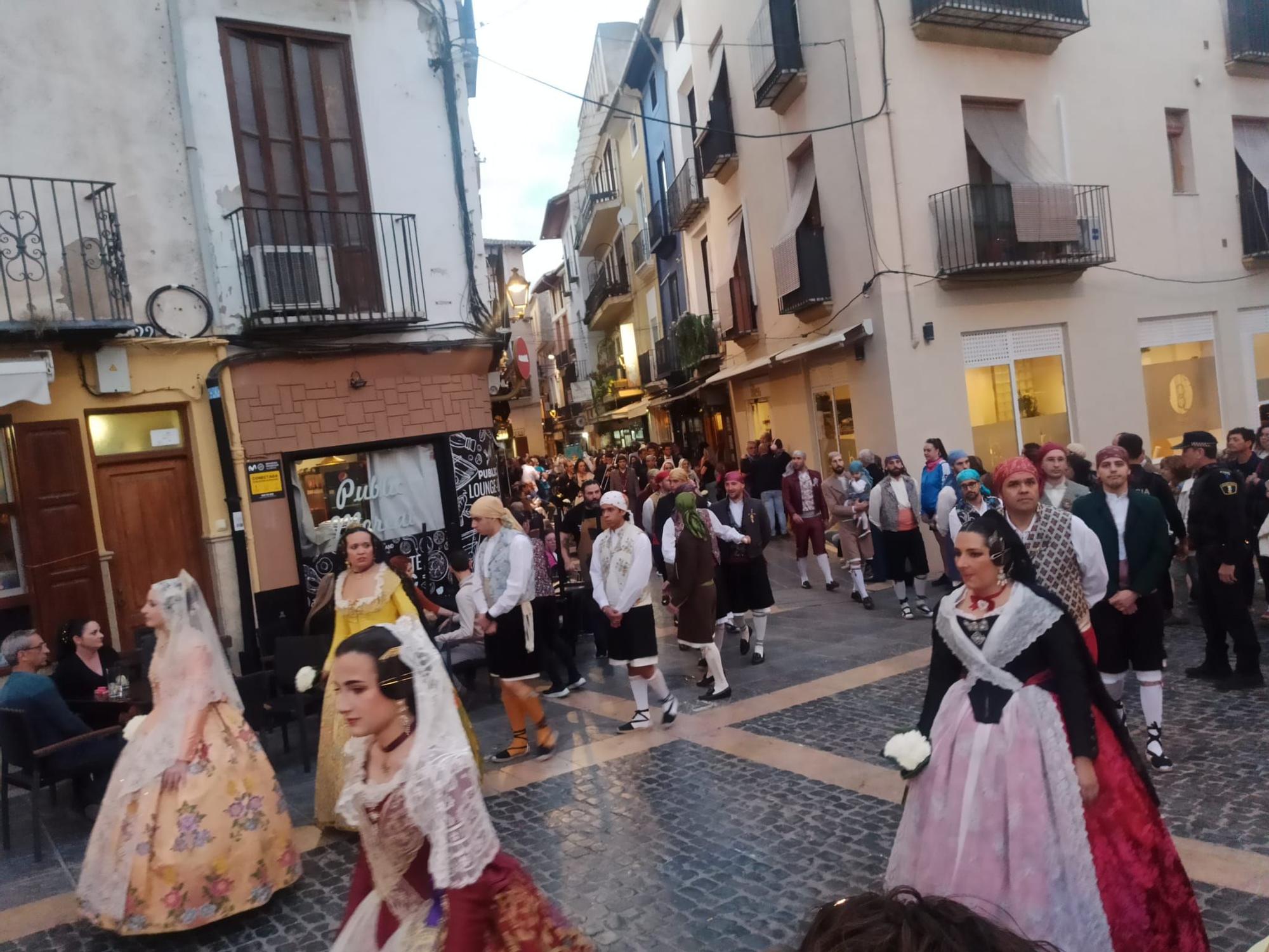 Más de 2.000 falleros y falleras participan en la Ofrenda de Xàtiva a la Mare de Déu de la Seu