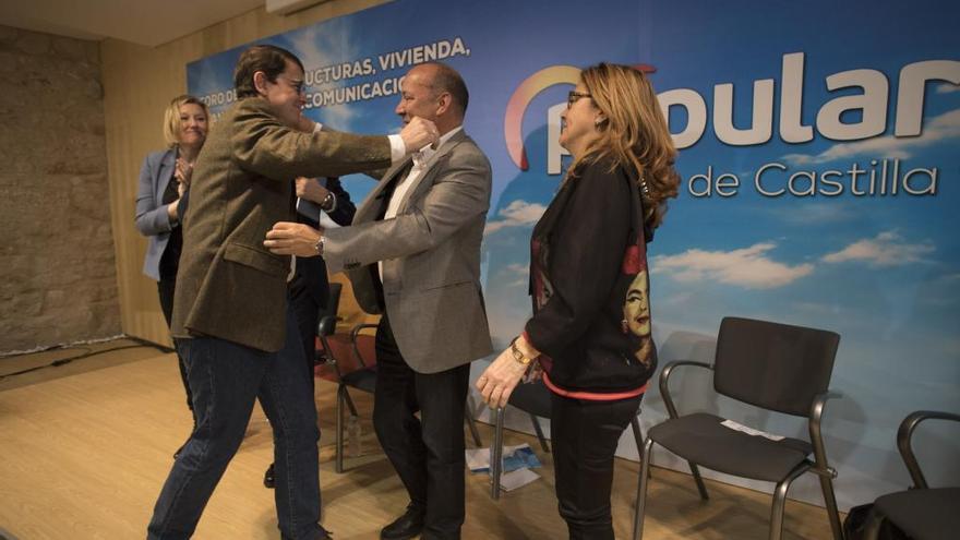 Alfonso Fernández Mañueco abraza a José María Barrios en una imagen de archivo.