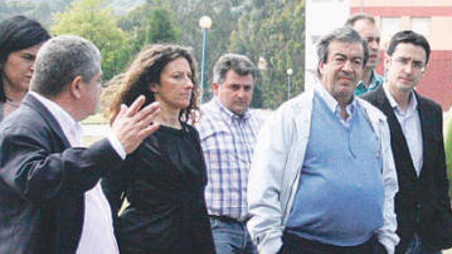 Álvarez Cascos, durante su visita, ayer, a la Ciudad de Vacaciones de Perlora.