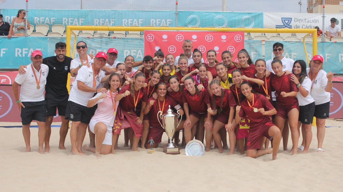Las selecciones sub-17 y sub-20 femeninas de fútbol playa.