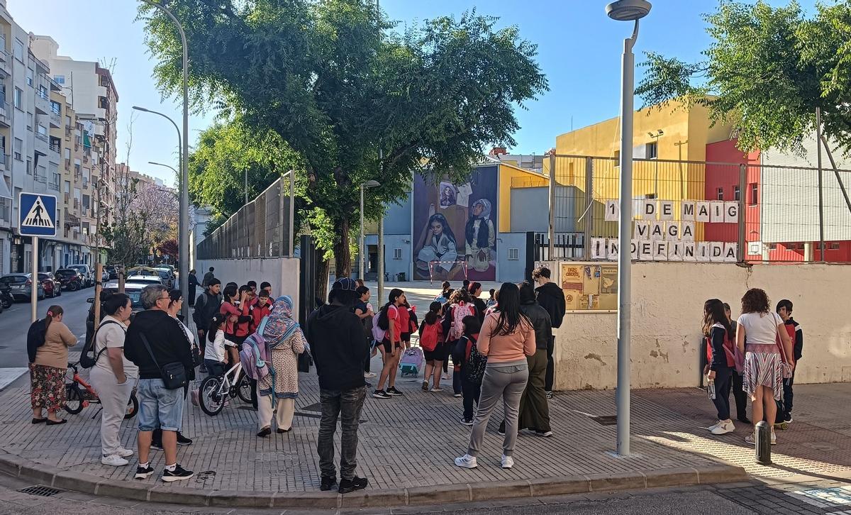 Entrada al colegio Cervantes de Gandia a las nueve de la mañana.