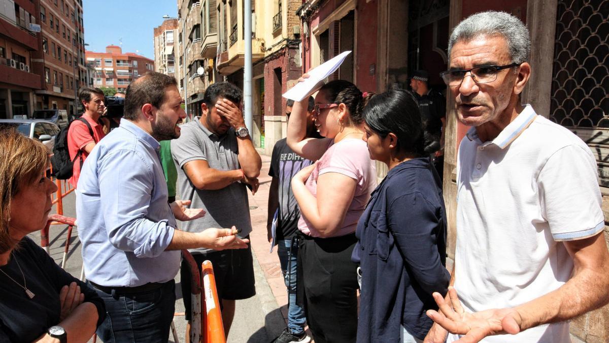 Desalojan a ocho familias de un edificio del centro de Castelló por riesgo de derrumbe.