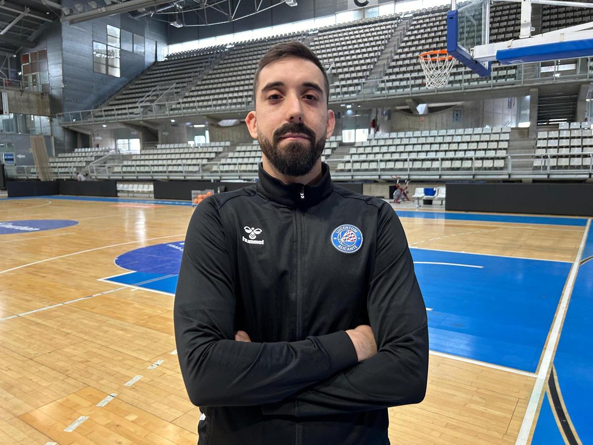 El técnico interino del Lucentum, Raúl Lozano, posa en el Pedro Ferrándiz.