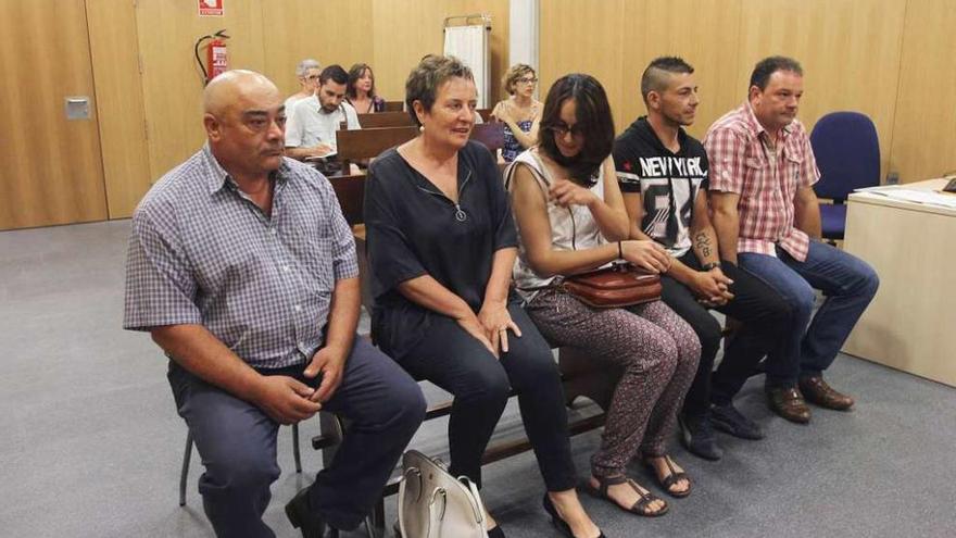 Los cinco acusados, ayer, en el juicio celebrado en Ourense.