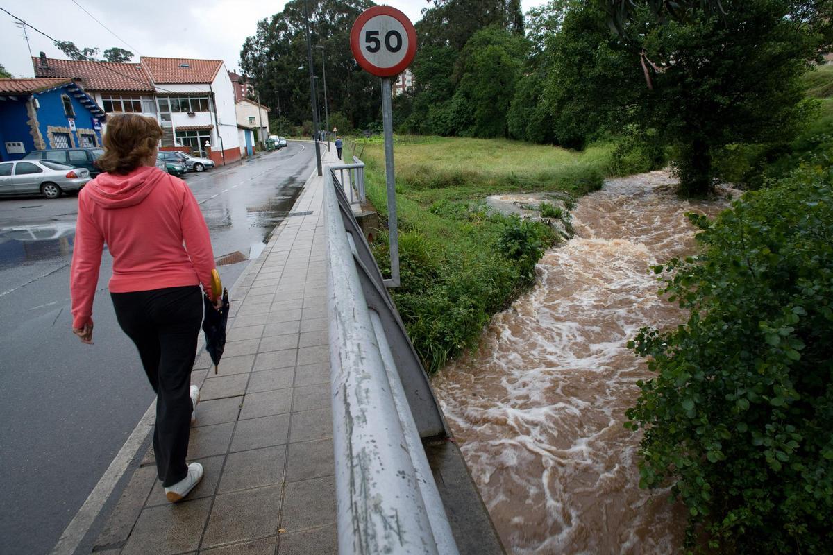 RIO ARLOS A SU PASO POR EL CRUCE ENTRE VILLALEGRE, LAS VEGAS Y MOLLEDA EN UNA IMAGEN DE ARCHIVO.