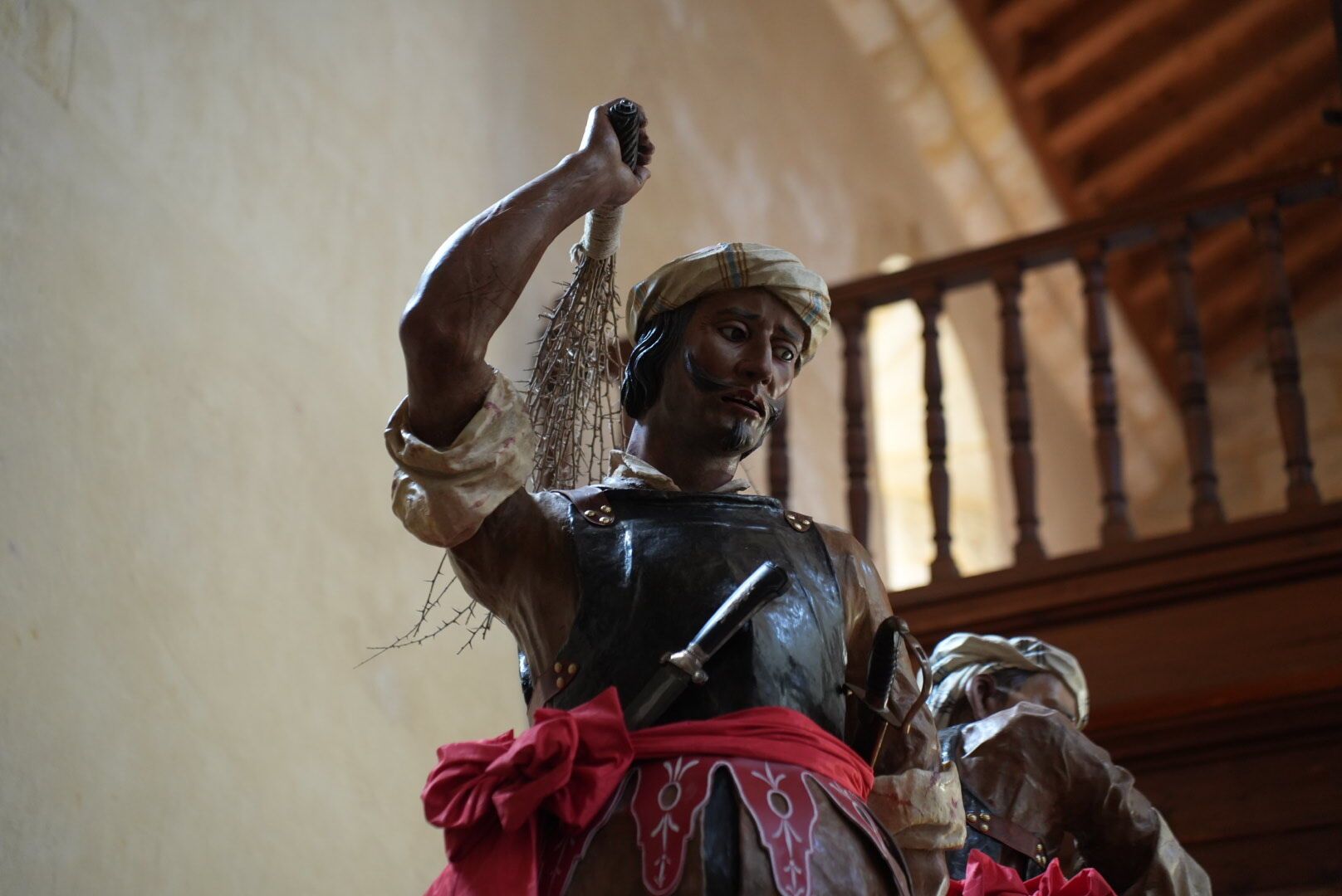 Los titulares procedentes de distintos sitios de la provincia van llegando a los templos, donde el sábado saldrán para participar en el Magno Vía Crucis.