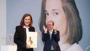 La directora catalana Carla Simón recibe el Premio Nacional de Cinematografía de manos del ministro de Cultura y Deporte, Miquel Iceta