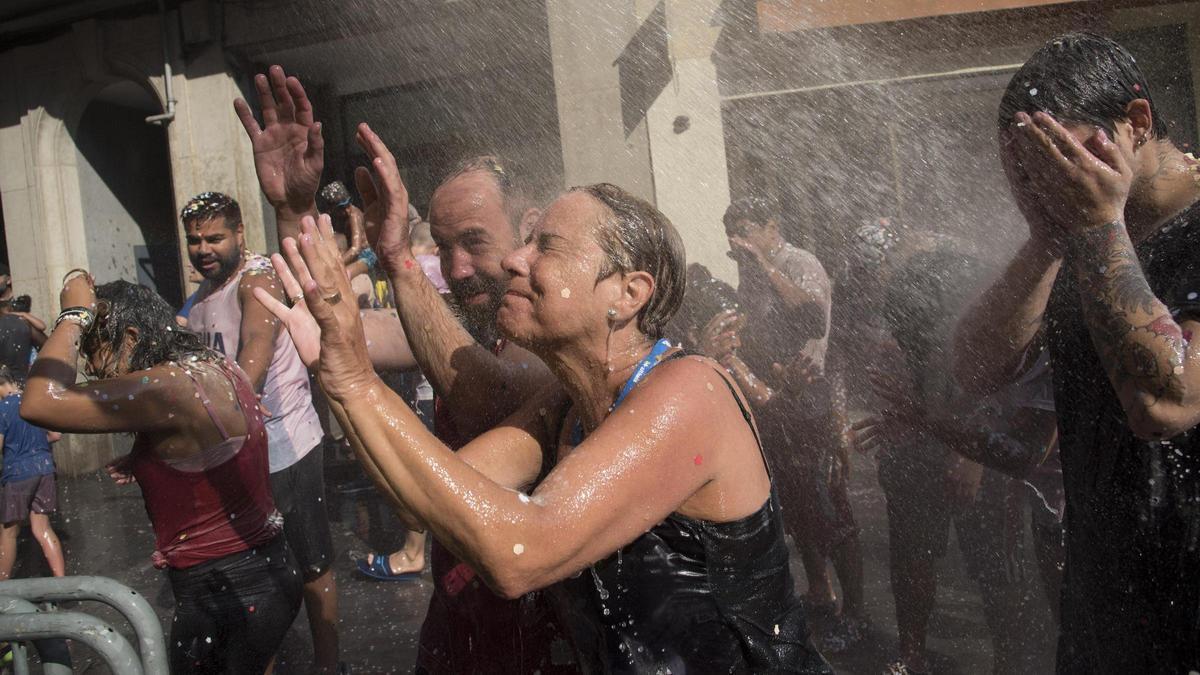 Ciutadans gaudint del Correaigua de la Festa Major de Manresa en la darrera edició que es va celebrar, el 2019