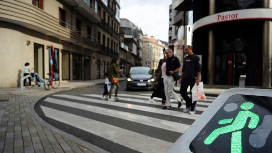 El paso de peatones de la Plaza de Galicia con semáforo de diseño desaparecerá con la nueva peatonalización. // Iñaki Abella