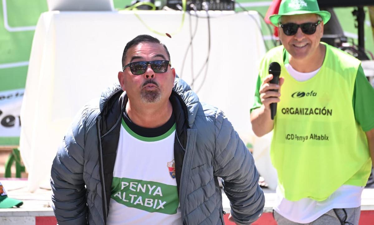Los mejores momentos del campeonato de lanzamiento de hueso de dátil en Elche este segundo lunes de Pascua