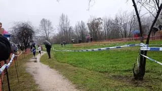 Navidad a la carrera y sobre mojado en Laviana: el cross escolar reunió a numerosos participantes pese a la lluvia