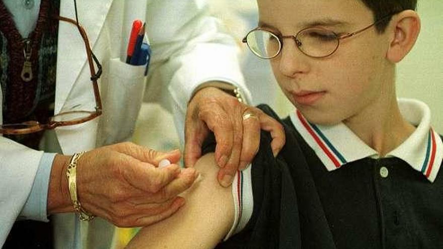 Niño vacunado en un centro de salud. // Cameselle