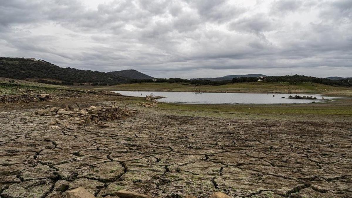 Archivo - Embalse de Tentudía afectado por la sequía.