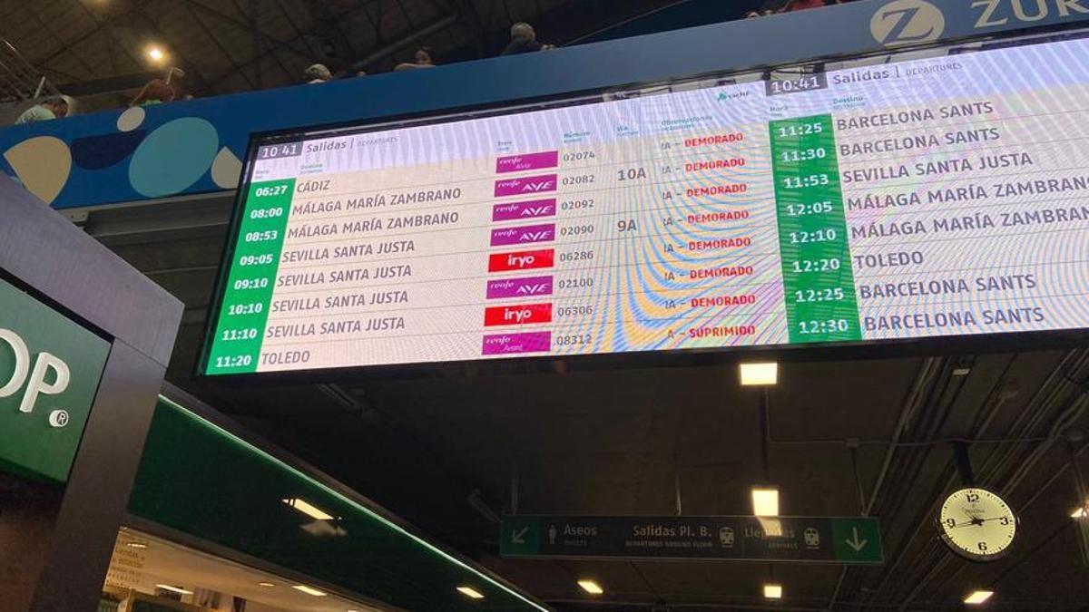 Las pantallas de información de Atocha muestran los trenes demorados.